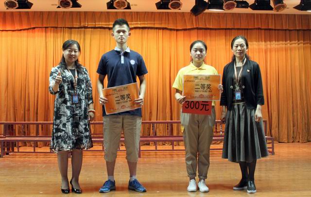 調(diào)整大小 11、蘇曉紅主任和張榮霞主任給獲得二等獎(jiǎng)的代表隊(duì)頒獎(jiǎng).jpg