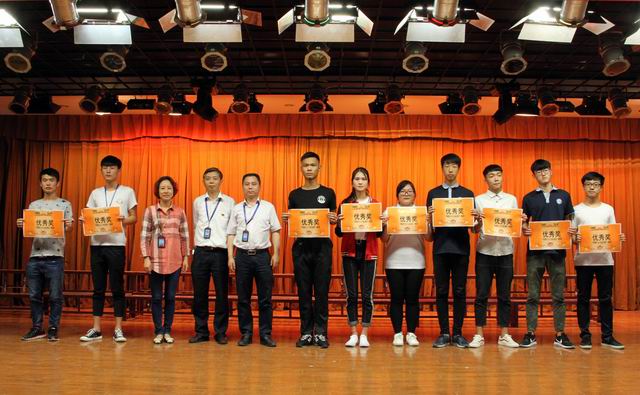調(diào)整大小 13、楊繼強(qiáng)書記、李波書記和沈群書記給獲得優(yōu)秀獎(jiǎng)的代表隊(duì)頒獎(jiǎng).jpg