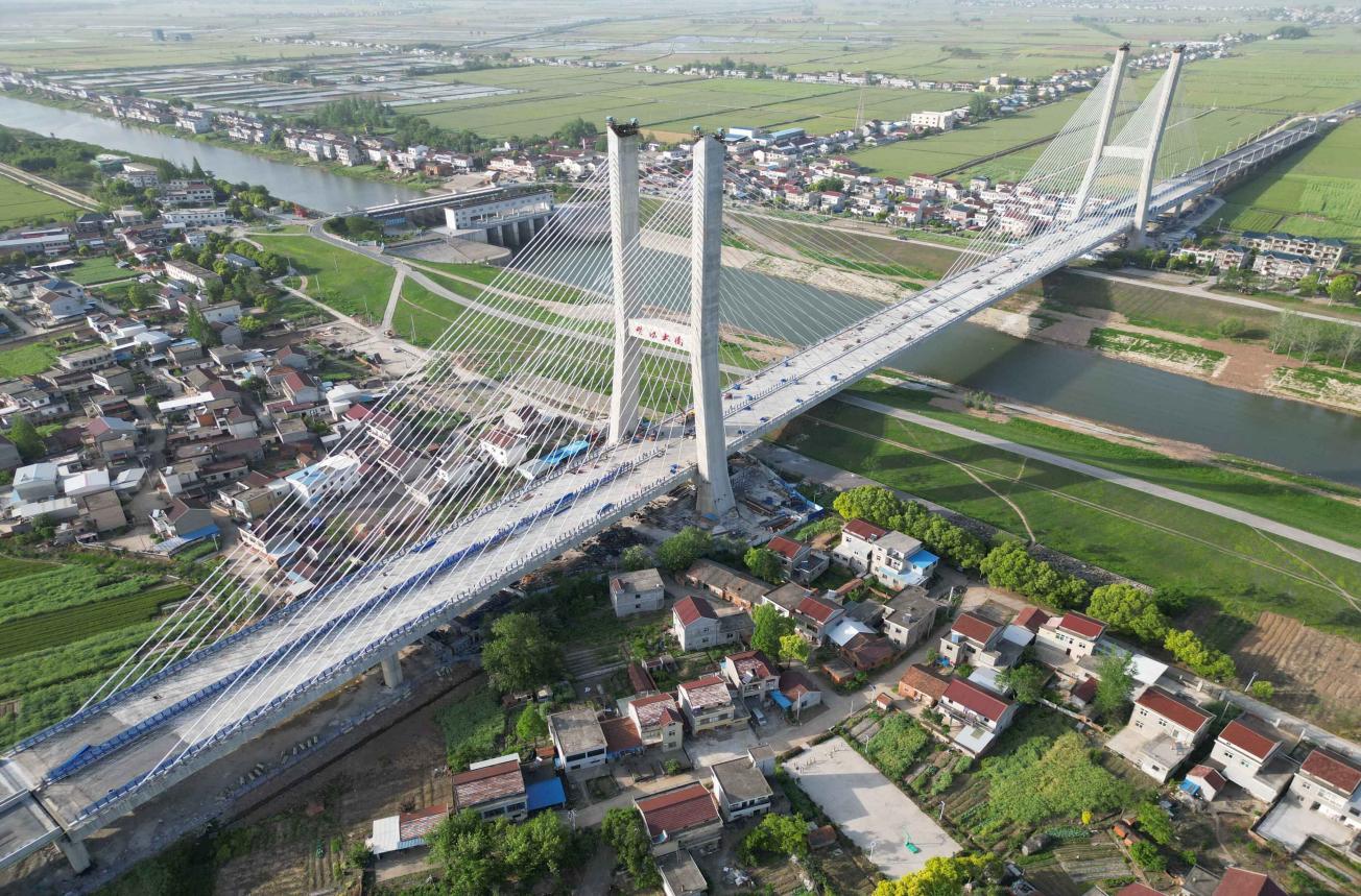 建設投資集團（原路橋集團）G347安九二期楊灣河特大橋。安徽建工集團供圖