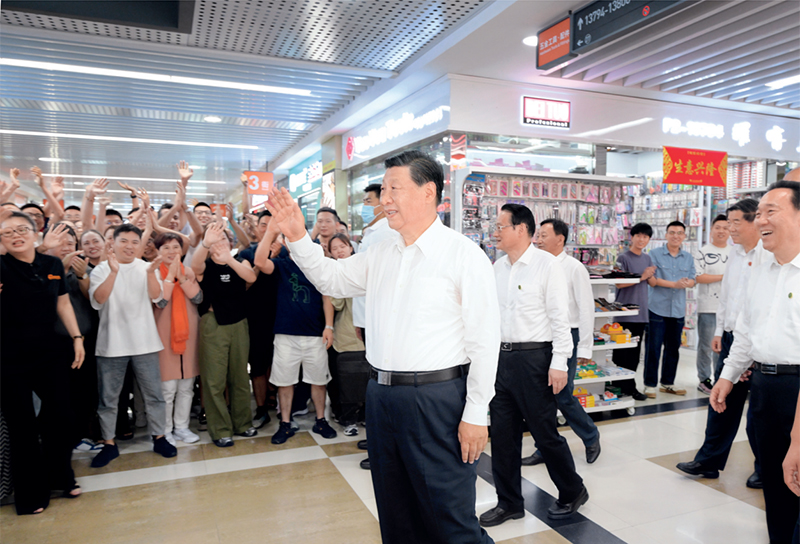 2023年9月20日至21日，中共中央總書記、國(guó)家主席、中央軍委主席習(xí)近平在浙江考察。這是20日上午，習(xí)近平在義烏國(guó)際商貿(mào)城考察時(shí)，同商戶親切交流。 新華社記者 李學(xué)仁/攝