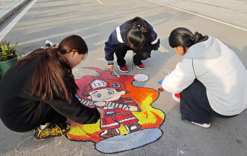 開展消防主題井蓋繪畫活動(dòng)（1）.png