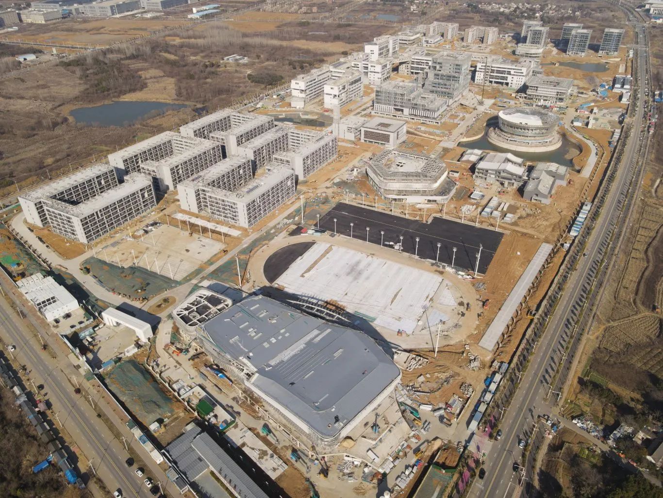 為確保春節(jié)后復工復產工作安全有序進行，裝飾公司合肥理工學院項目開展復工復產會及安全教育培訓。同時對生活區(qū)、施工現(xiàn)場材料、庫房等位置進行重點檢查。截至目前，項目圓滿完成了主體結構封頂、砌體及二次結構完成等施工節(jié)點?，F(xiàn)已全面進入幕墻及精裝飾施工階段，目前內裝飾完成70%，幕墻完成80%。.jpg