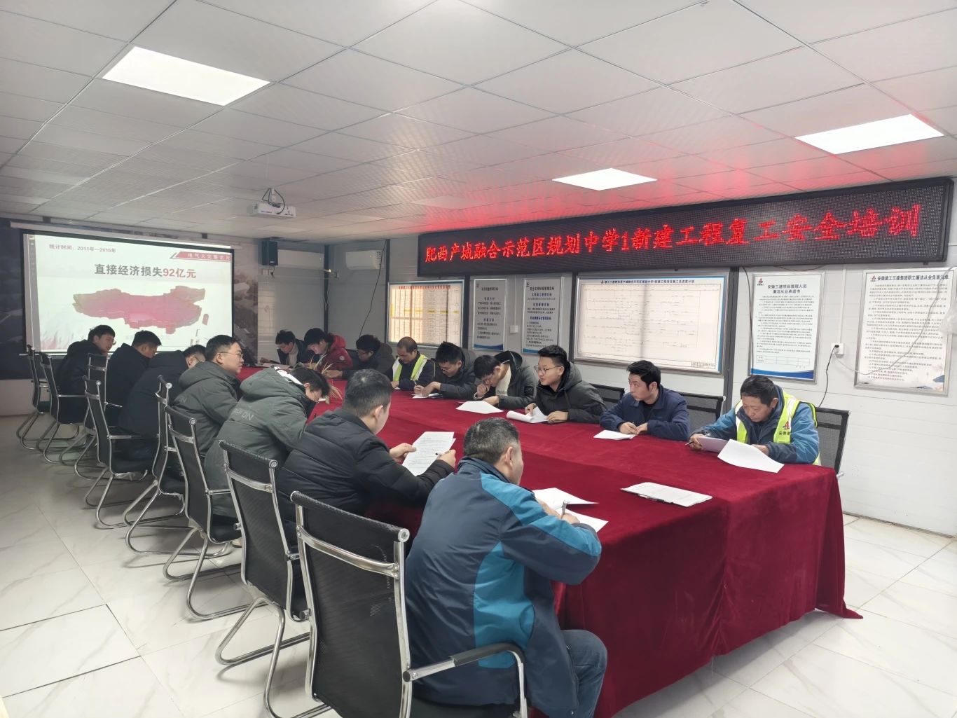 肥西縣產城融合示范區(qū)規(guī)劃中學1新建工程將于今年4月30日竣工，時間緊迫、任務艱巨。為確保工程順利推進，項目部全體管理人員于正月初四即已全部到崗，以高度的責任感和使命感投身工作。項目部及時對施工現(xiàn)場的整體環(huán)境、設備設施以及安全防護措施進行了全面檢查，對于發(fā)現(xiàn)的問題和存在的隱患，立即進行了整改。同時組織對管理人員進行了復工安全培訓，對大型設備進行全面的維護與檢修，目前，施工現(xiàn)場已恢復正常施工狀態(tài)，以確保工程按時高質量完成。.jpg