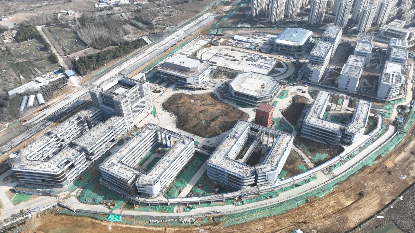為確保合肥一中淝河校區(qū)項目2024年竣工交付節(jié)點如期完成，迅速掀起春節(jié)后復工即大干勞動熱潮，形成一股緊張快干、提速爭先的濃厚氛圍，2月16日，合肥一中淝河校區(qū)項目召開節(jié)后復工動員大會。會上，各部門負責人報告了2023年度收尾工作情況及今年的工作任務，以月、周為時間軸線，明確各目標節(jié)點，并以圖表的形式對各勞務班組負責人進行全面交底，落實工作目標責任制，做到責任到人，切實做到工作目標化，目標階段化，階段具體化，具體責任化。 (2)_副本.jpg