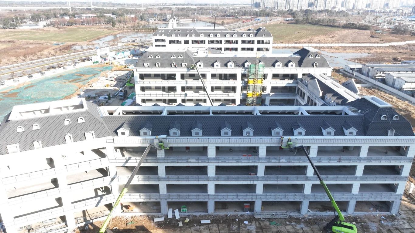跑好龍年“第一棒”正當其時。五分公司各項目管理人員積極響應項目建設要求，大年初四全員到崗，召開全體班組復工復產會議，制定了分部分項工程的復工時間節(jié)點，為全面復工復產奠定堅實基礎。分公司領導現(xiàn)場檢查指導工作，要求項目部全方位安排，提前謀劃。在復工復產的同時要做到全員三級安全教育，杜絕一切盲目不安全的復工復產。努力營造大干快上局面，工人們在現(xiàn)場干的熱火朝天，管理人員也時刻為工人安全生產保駕護航。.JPG