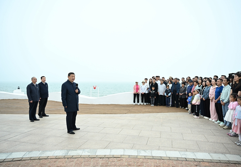 5月22日至24日，中共中央總書(shū)記、國(guó)家主席、中央軍委主席習(xí)近平在山東考察。這是22日下午，習(xí)近平在日照市陽(yáng)光海岸綠道同市民和游客親切交流。